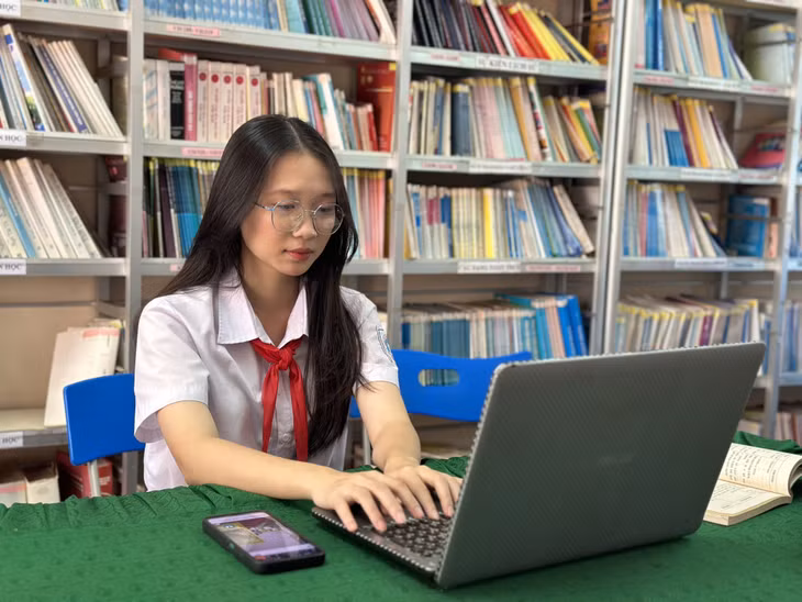 Học sinh Nguyễn Bùi Thảo Nhi, Trường THCS Lý Tự Trọng, TP Hạ Long - Tác giả mô hình Bảo tàng số về cuộc kháng chiến chống Pháp (1946-1954).