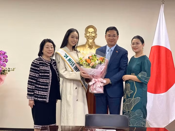 Hoa hậu Thanh Thủy gặp gỡ đại sứ quán Việt Nam tại Nhật Bản.