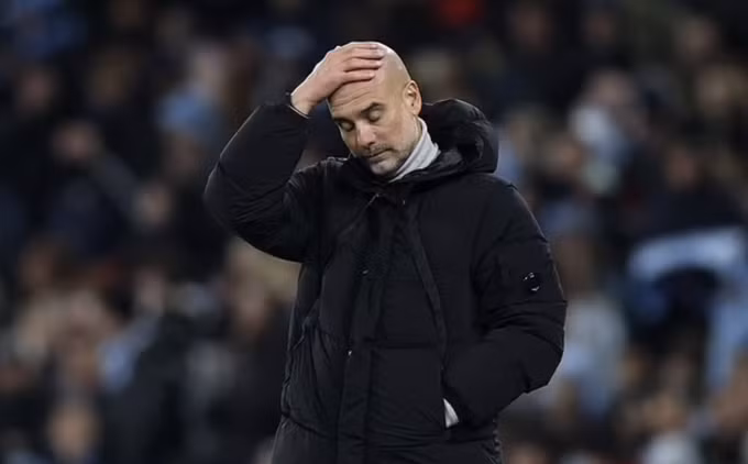 Vẻ chán nản của Guardiola trong trận đấu Feyenoord. Ảnh: AFP