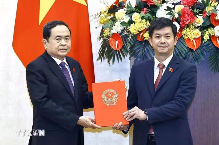 Chủ tịch Quốc hội Trần Thanh Mẫn trao Nghị quyết bầu Tổng Thư ký Quốc hội Lê Quang Tùng. (Ảnh: Doãn Tấn/TTXVN)