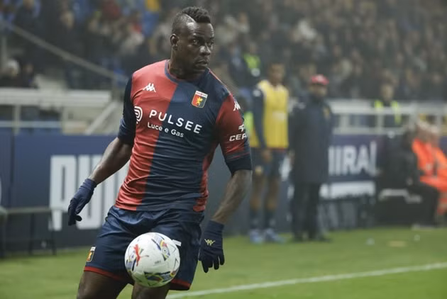 Balotelli có lý do để lo lắng khi Vieira ngồi ghế nóng Genoa.
