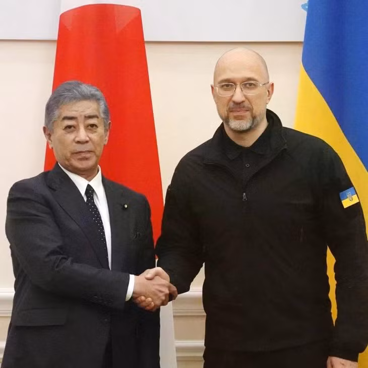 Ngoại trưởng Nhật Bản Takeshi Iwaya bắt tay Thủ tướng Ukraine Denys Shmyhal (Nguồn: X)