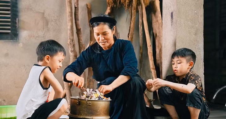 Xôi ngũ sắc thường được đồng bào ở Bình Liêu nấu trong các dịp lễ, Tết, hội hè.