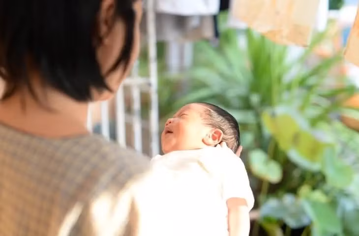 Thiếu canxi ở trẻ sơ sinh và trẻ nhỏ có thể biểu hiện qua nhiều dấu hiệu đa dạng trên nhiều hệ cơ quan. Ảnh: Theasianparent.