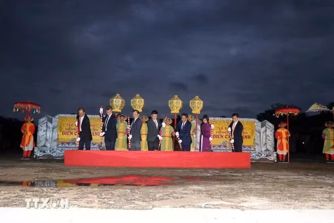 Phó Thủ tướng Chính phủ Lê Thành Long và các đại biểu thực hiện nghi thức động thổ công trình “Tu bổ, phục hồi di tích Điện Cần Chánh”. (Ảnh: Đỗ Trưởng/TTXVN)
