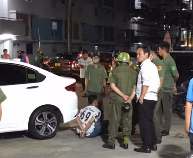 Tài xế bị bắt giữ sau khi tông hàng loạt xe máy. Ảnh: Thái Hà
