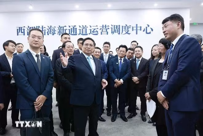 Thủ tướng Phạm Minh Chính thăm Trung tâm Logistics thành phố Trùng Khánh. (Ảnh: Dương Giang/TTXVN)