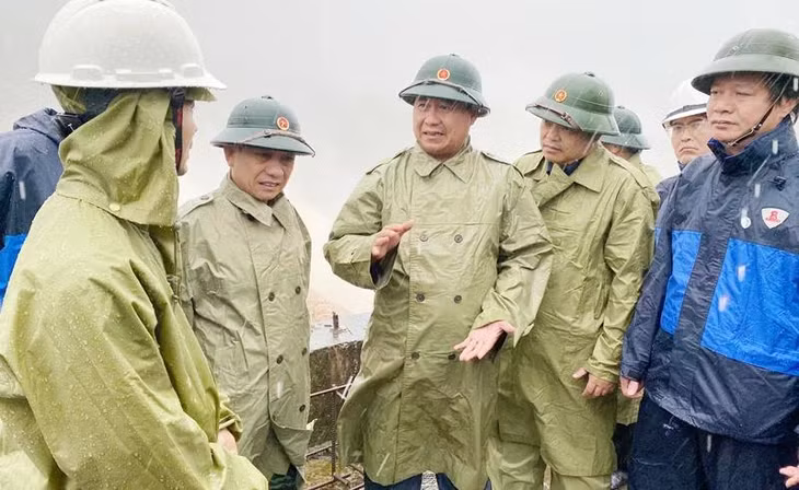 Chủ tịch Ủy ban nhân dân tỉnh Quảng Trị Võ Văn Hưng( giữa) trong một lần đi chỉ đạo ứng phó bão lũ vào tháng 10/2024.
