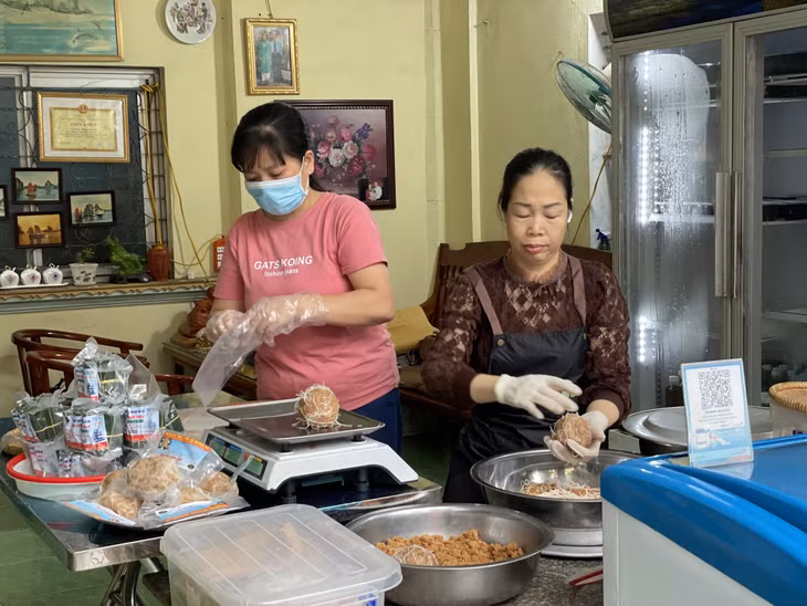 Sản xuất nem chua - nem nắm tại HTX Sản xuất nông lâm ngư nghiệp, thương mại và dịch vụ tổng hợp Đức Hậu (TX Quảng Yên).