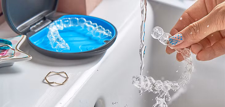 Hướng dẫn vệ sinh khay niềng răng Invisalign đúng cách ảnh 3 Hướng dẫn vệ sinh khay niềng răng Invisalign đúng cách ảnh 3