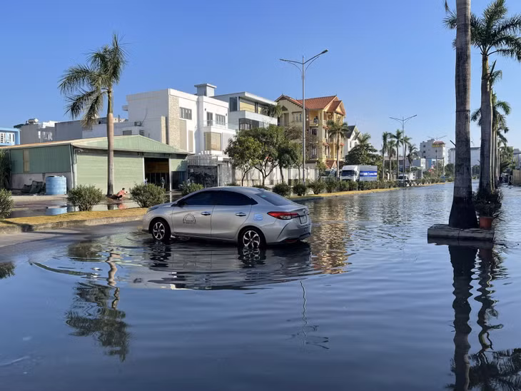 Nhiều ô tô phải quay đầu do lo sợ phía trước nước ngập sâu làm chết máy.