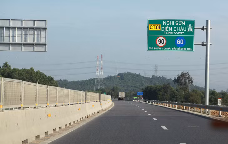 Biển báo ghi thông tin Sơn Hải bảo hành 10 năm như thế này đã được gỡ bỏ - Ảnh: TUẤN PHÙNG