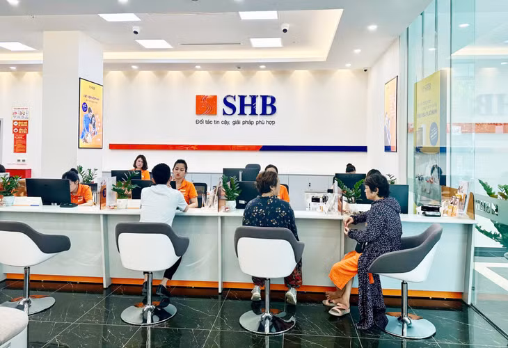 Người dân giao dịch tại SHB Quảng Ninh.