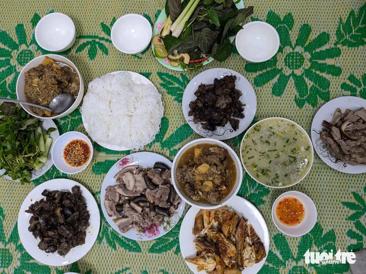 Một mâm nhậu với các món chế biến từ thịt chó. Món ăn này vẫn là món khoái khẩu của nhiều dân nhậu - Ảnh minh họa: TẤN LỰC