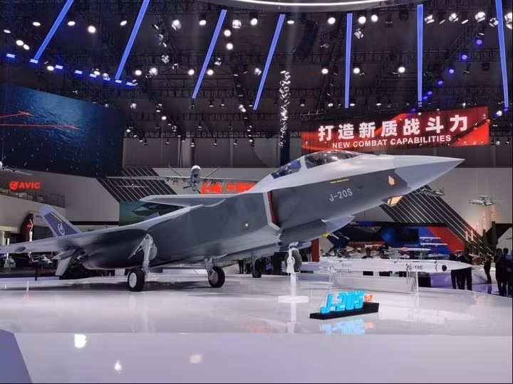 Mô hình thu nhỏ của máy bay chiến đấu tàng hình hai chỗ ngồi J-20S được trưng bày tại Triển lãm hàng không Trung Quốc 2024. (Ảnh: The Paper)