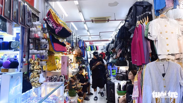 Nhiều nhãn hàng may mặc xuất xứ từ Trung Quốc bày bán tại một trung tâm thương mại ở quận 1, TP.HCM, chiều 18-11 - Ảnh: TỰ TRUNG