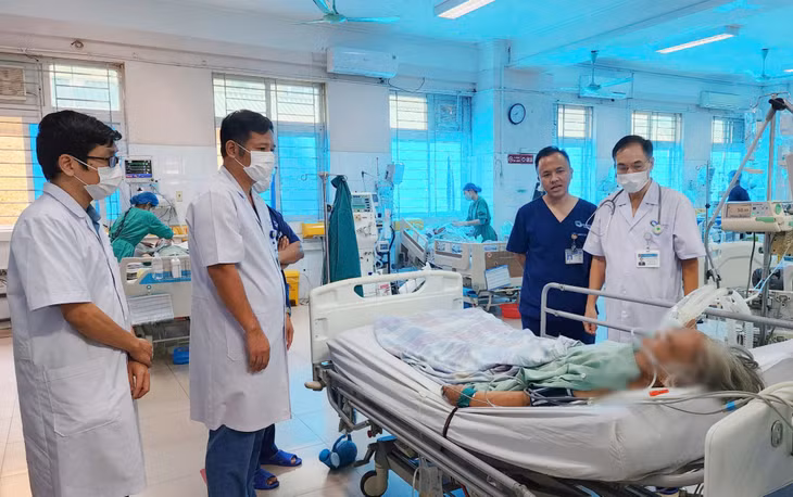 Thầy thuốc ưu tú, bác sĩ CKI Đỗ Văn Thịnh (Phó Giám đốc Bệnh viện Bãi Cháy) trực tiếp hướng dẫn "cầm tay chỉ việc" về chuyên môn cho đội ngũ y, bác sĩ hồi sức tích cực của Bệnh viện.