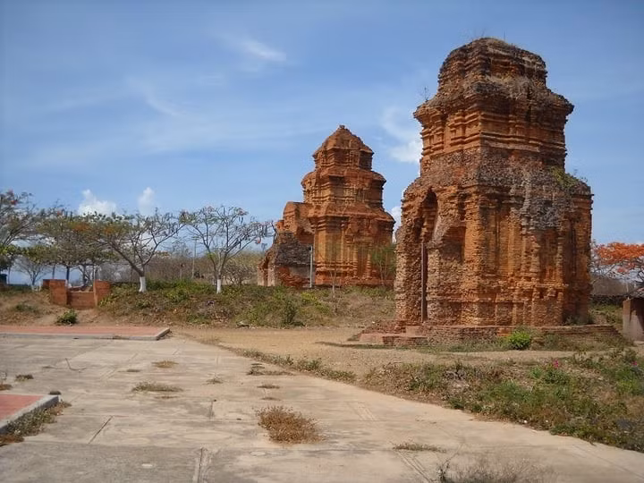 Tháp Chăm Poshanư ngày nay đã được tôn tạo lại khá nhiều nhưng vẫn đảm bảo kiểu kiến trúc Hòa Lai truyền thống.