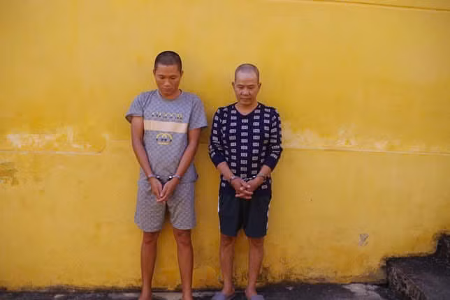 Nguyễn Văn Hường và Nguyễn Văn Dũng tại cơ quan Công an. (Ảnh: Công an tỉnh Phú Thọ).