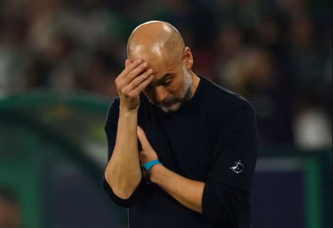 HLV Pep Guardiola thất vọng trong trận Man City thua Sporting 1-4 trên sân Jose Alvalade, Lisbon, Bồ Đào Nha ngày 5/11. Ảnh: Reuters