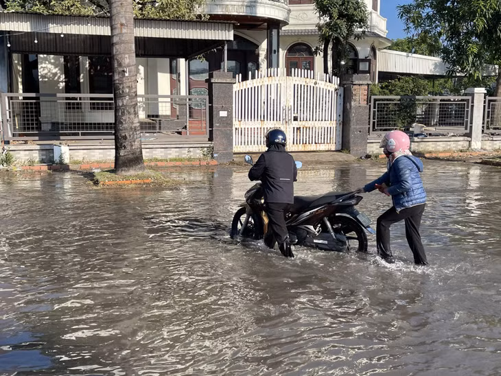 ...nhiều xe bị chết máy do ngập nước.