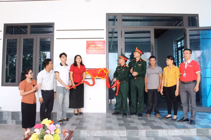 Các đại biểu cắt băng khánh thành nhà đại đoàn kết.