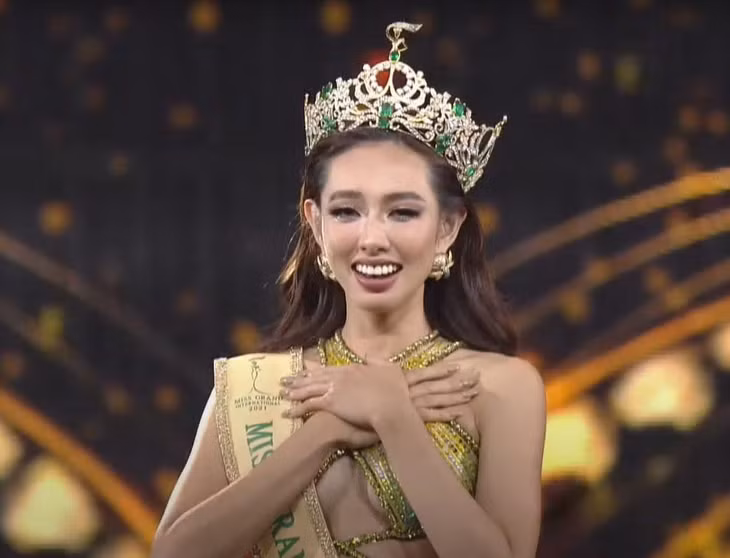 Thùy Tiên trong khoảnh khắc đăng quang Miss Grand International. Ảnh: Ban tổ chức