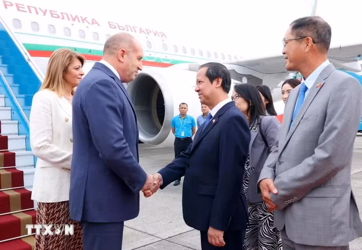 Bộ trưởng Bộ Giáo dục và Đào tạo Nguyễn Kim Sơn đón Tổng thống Cộng hòa Bulgaria Rumen Radev và Phu nhân tại sân bay quốc tế Nội Bài, Hà Nội. (Ảnh: Phạm Kiên/TTXVN)