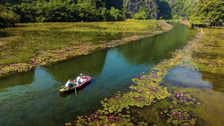 Ngồi trên những chiếc thuyền do người dân địa phương chèo, du khách vừa thưởng ngoạn cảnh đẹp vừa lắng nghe những câu chuyện thú vị từ người lái thuyền.