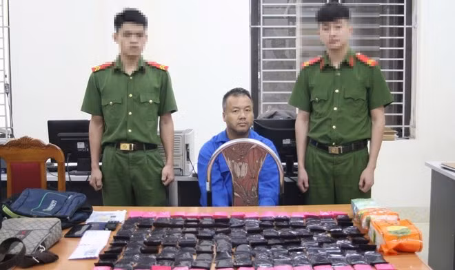 Đối tượng Nguyễn Anh Ngọc và tang vật là 3kg ma túy. Ảnh: Cao Thiên