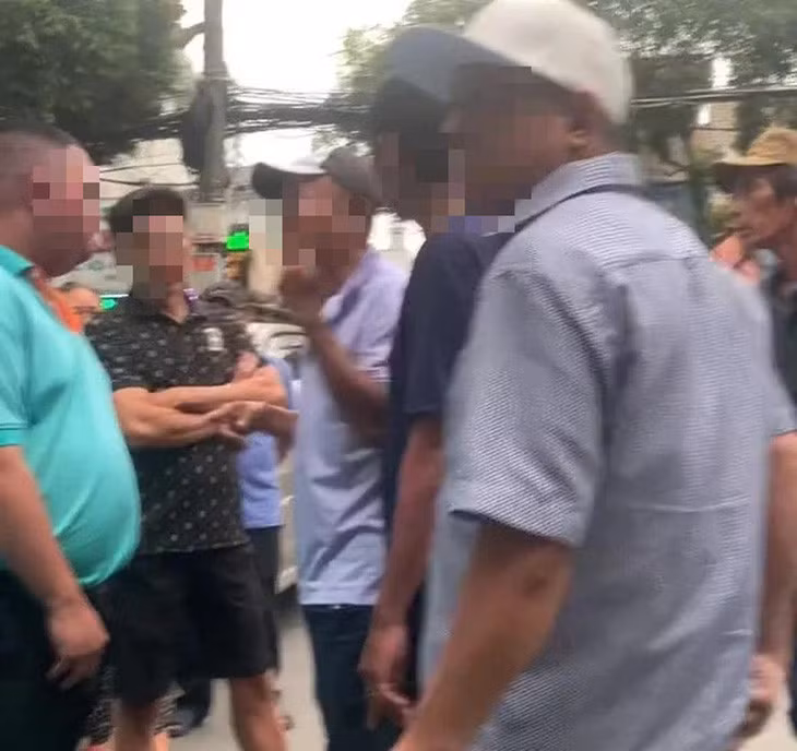 Một người đàn ông trong nhóm dùng tay đánh nhiều lần vào mặt tài xế - Ảnh: Cắt từ clip