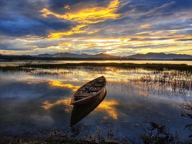 Đầm Trà Ổ nằm ở phía Đông bắc huyện Phù Mỹ, tỉnh Bình Định, đầm nước tự nhiên với diện tích khoảng 13.000 ha. Ảnh: Vinh Nguyên
