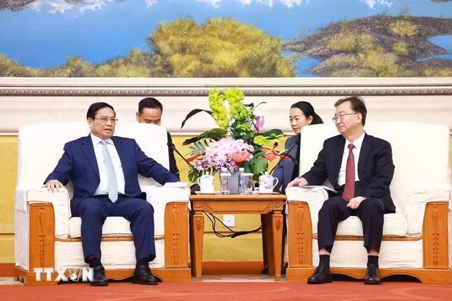 Thủ tướng Phạm Minh Chính gặp Bí thư Tỉnh ủy Vân Nam Vương Ninh. (Ảnh: Dương Giang/TTXVN)