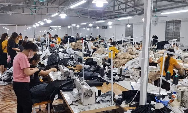Người lao động mong lương tối thiểu vùng tăng hàng năm đến 10%. Ảnh: Mạnh Cường.