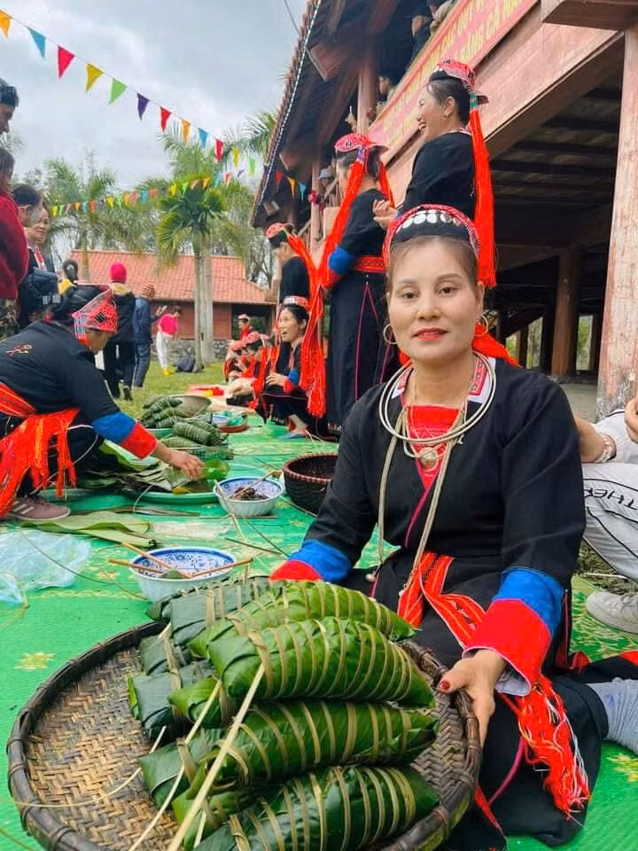 Phụ nữ Dao Thanh Y xã Bằng Cả (TP Hạ Long) giới thiệu bánh chưng gù đến du khách tại Hội làng Bằng Cả.