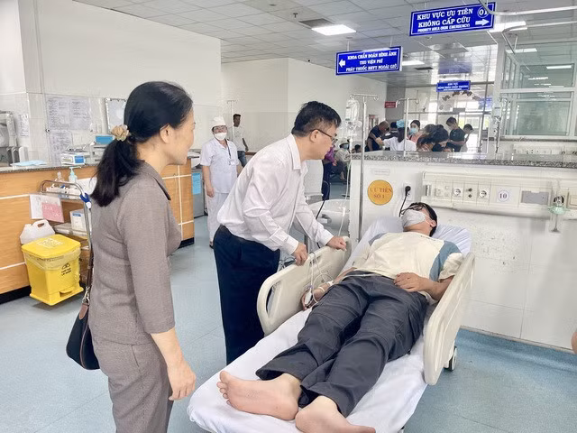 Chủ tịch UBND TP Vũng Tàu Hoàng Vũ Thảnh hỏi thăm bệnh nhân tại khoa cấp cứu Bệnh viện Vũng Tàu