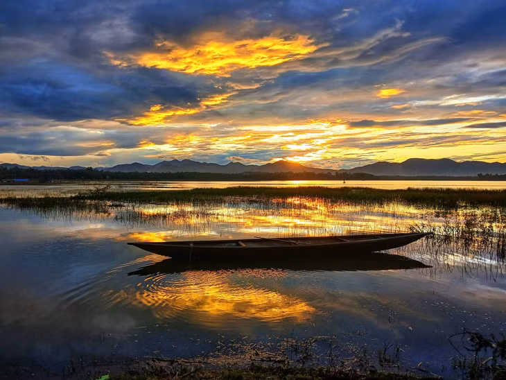 Với không gian tĩnh lặng, đầm Trà Ổ là điểm đến lý tưởng cho những ai muốn rời xa sự ồn ào, cảm nhận không gian thanh bình của miền quê. Ảnh: Vinh Nguyên