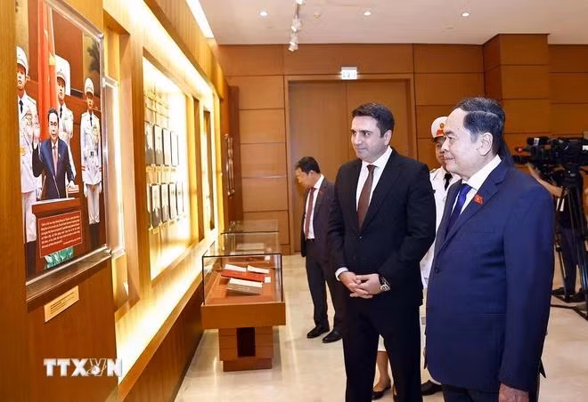 Chủ tịch Quốc hội Trần Thanh Mẫn và Chủ tịch Quốc hội Armenia Alen Simonyan tham quan Phòng truyền thống của Quốc hội Việt Nam. (Ảnh: Doãn Tấn/TTXVN)