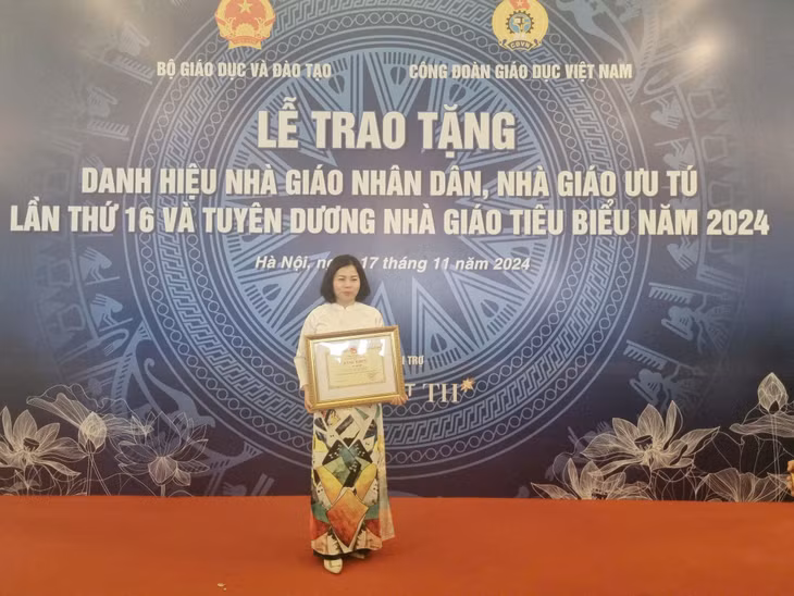 Cô giáo Bùi Thị Hiền, Trường THPT Uông Bí được vinh danh là Nhà giáo tiêu biểu năm 2024.