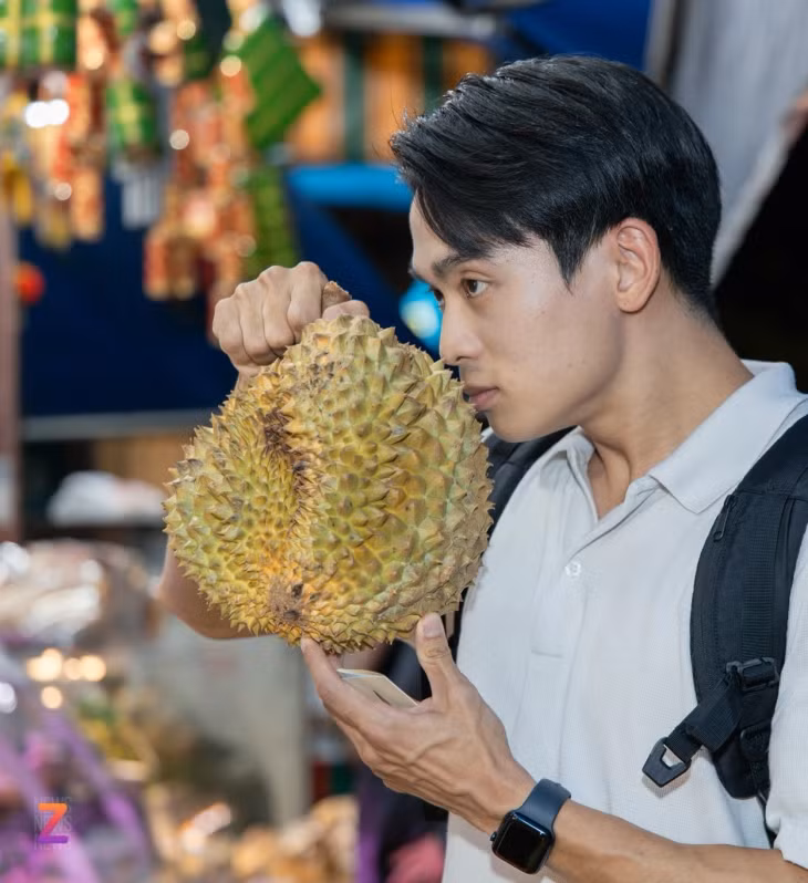 Du khách Hàn Quốc thích khám phá ẩm thực Việt Nam, bên cạnh công trình lịch sử. Ảnh: Phương Lâm.