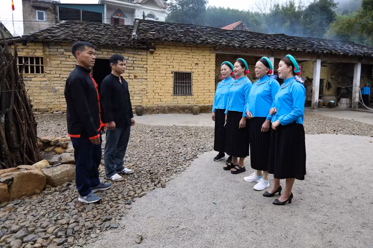 Người Sán Chỉ trao gửi tình cảm qua những câu hát Soóng cọ mang âm hưởng của núi rừng, vừa mộc mạc, vừa giản dị nhưng cũng rất thầm kín như cách nói, cách nghĩ thường ngày.