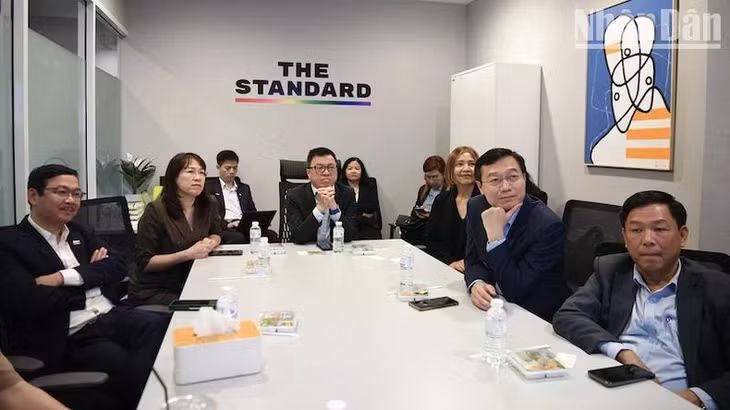 Đoàn đại biểu VJA thăm toà soạn The Standard.