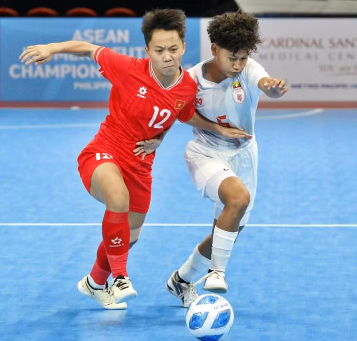 Tuyển nữ futsal Việt Nam (áo đỏ) thắng 5-2 trước Myanmar - Ảnh: PFF