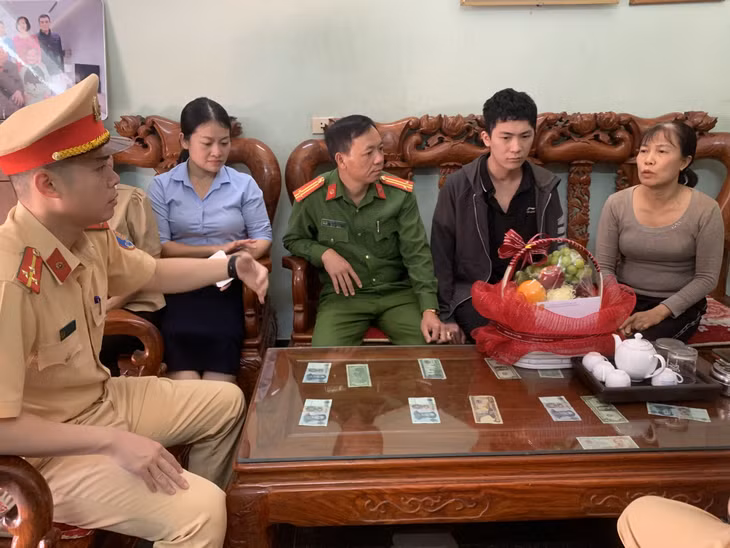 Cán bộ Đội CSGT- TT Công an TP Hạ Long thăm hỏi, tặng quà em Lê Quang Đạt, sinh năm 2006, trú tại tổ 18A, khu 3, phường Hà Khánh, TP Hạ Long.