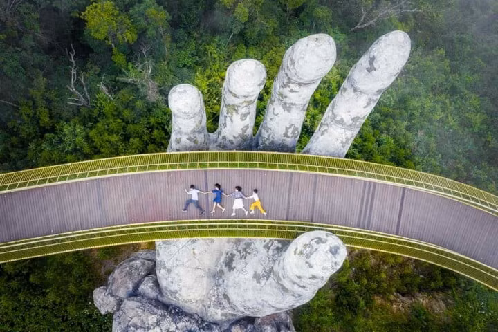 Cầu Vàng được nhận định là một trong những địa điểm "được chụp ảnh nhiều nhất thế giới".