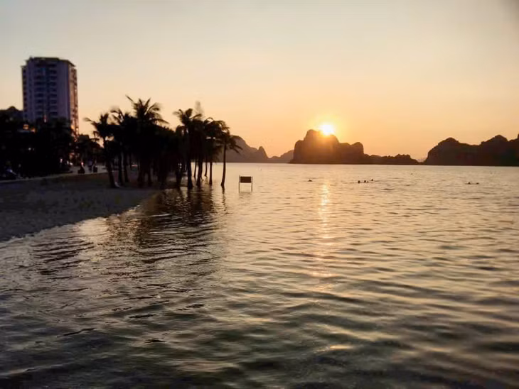 Nước triều dâng cao che lấp gần hết bãi cát của Bãi tắm Hòn Gai (phường Hồng Hà, TP Hạ Long). Ảnh: Facebook