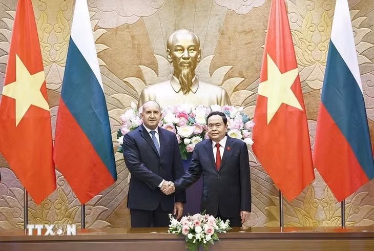 Chủ tịch Quốc hội Trần Thanh Mẫn và Tổng thống Cộng hòa Bulgaria Rumen Radev chụp ảnh chung. (Ảnh: Doãn Tấn/TTXVN)