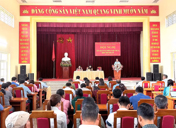 Quang cảnh buổi tiếp xúc cử tri tại cụm số 1 (xã Quảng Long).