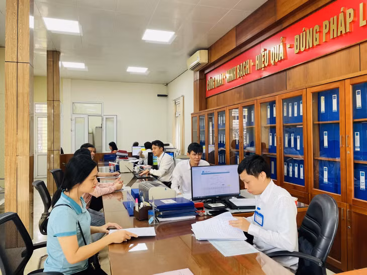 Bộ phận tiếp nhận và trả kết quả hiện đại phường Cẩm Trung giải quyết TTHC cho người dân.