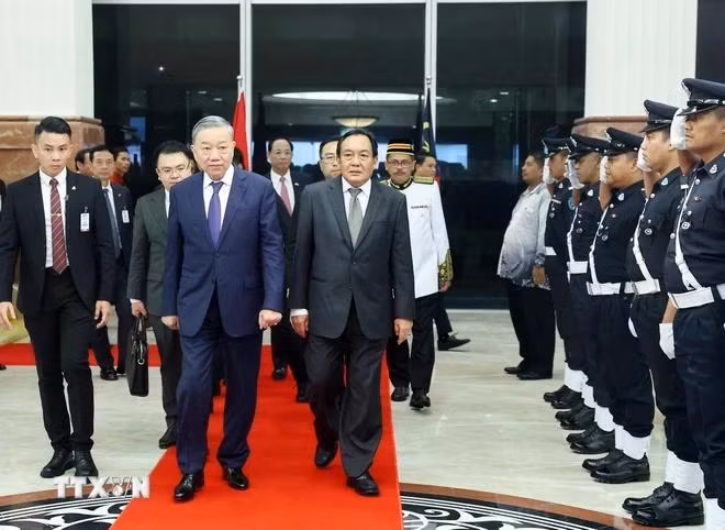 Chủ tịch Thượng viện Malaysia Awang Bemee Awang Ali Basah đón Tổng Bí thư Tô Lâm. (Ảnh: Thống Nhất/TTXVN)
